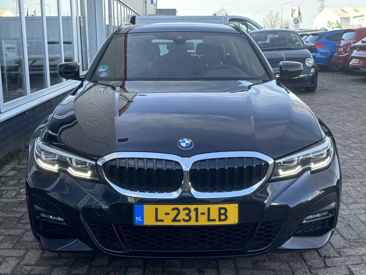318i Business Edition | M Pakket | Sfeerverlichting | Apple Carplay | Parkeercamera