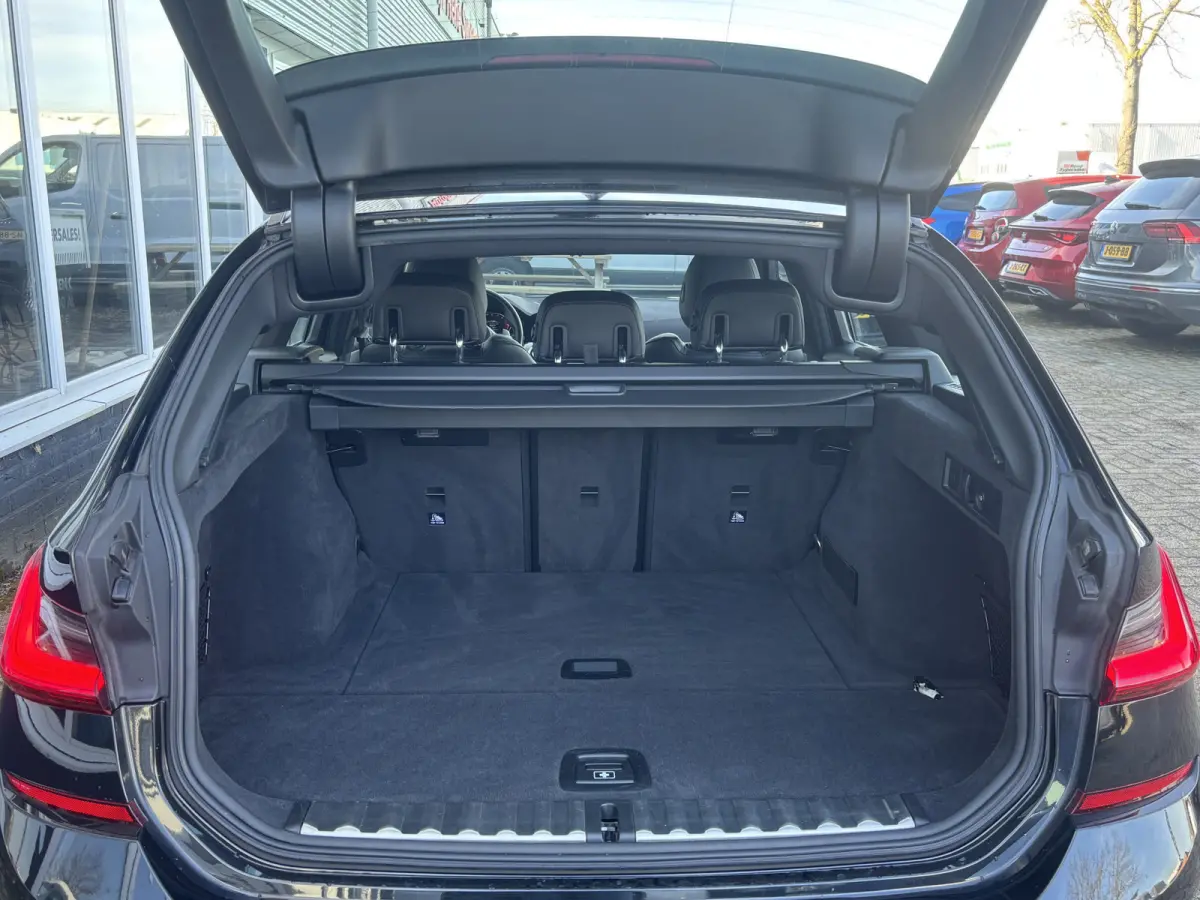 318i Business Edition | M Pakket | Sfeerverlichting | Apple Carplay | Parkeercamera