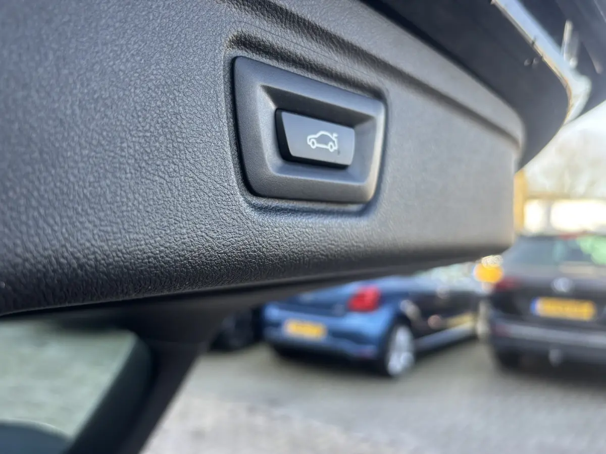 318i Business Edition | M Pakket | Sfeerverlichting | Apple Carplay | Parkeercamera