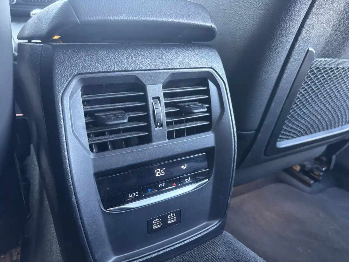 318i Business Edition | M Pakket | Sfeerverlichting | Apple Carplay | Parkeercamera