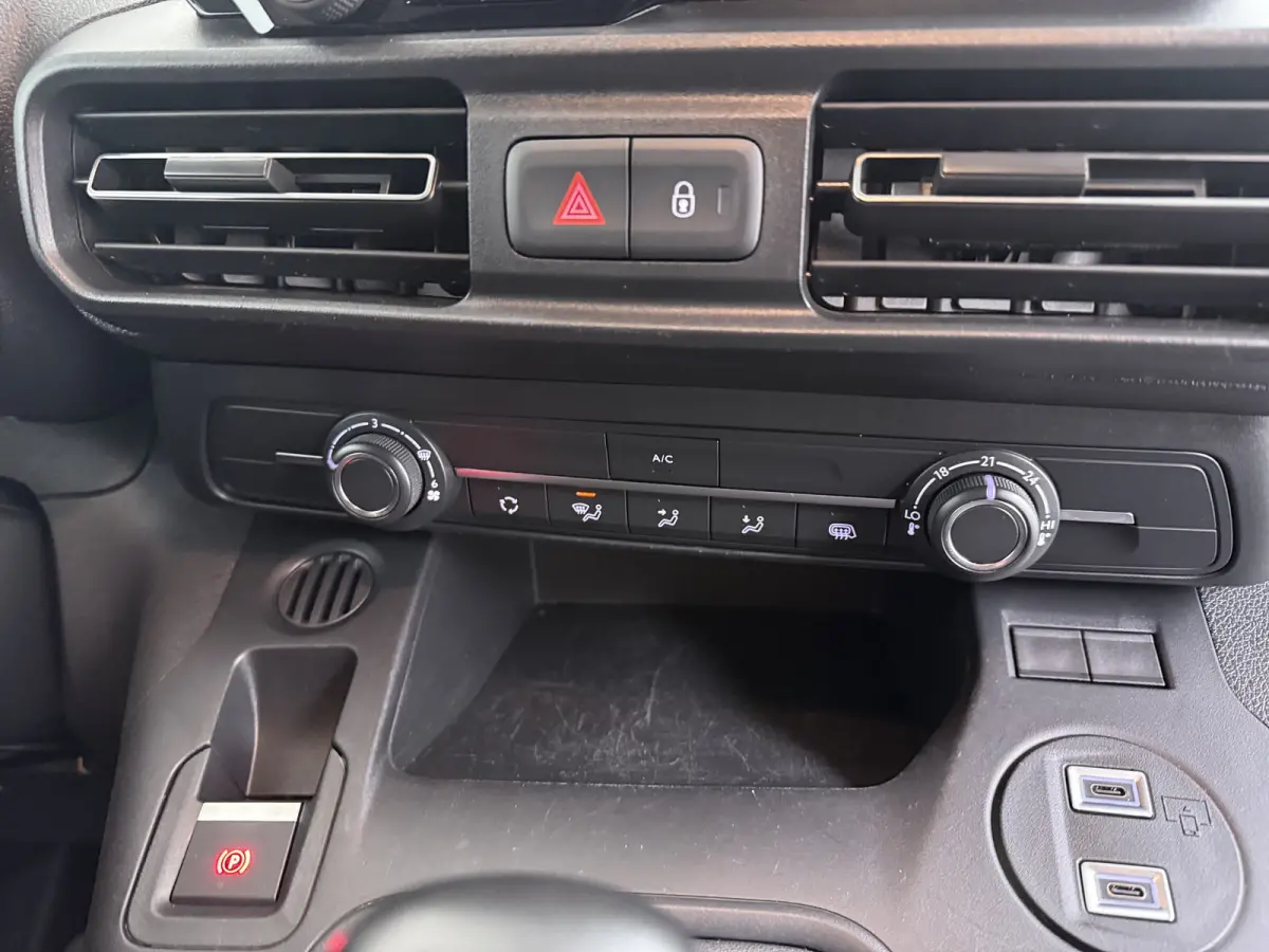 L2 1.5 100pk Camera | PDC | AIRCO | CARPLAY | NAVI |
