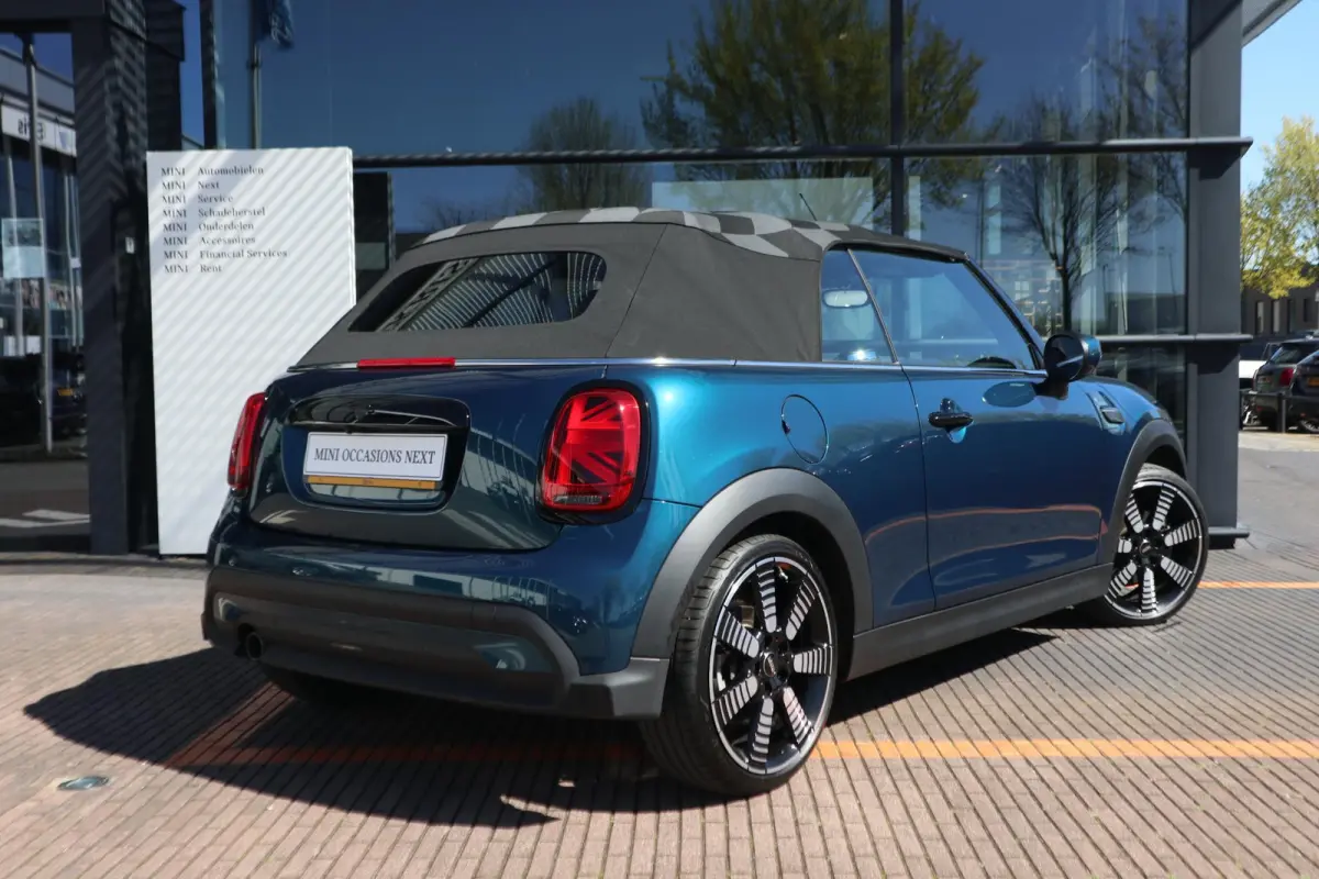 1.5 Cooper | 18" LM Pulse Spoke | MINI Sidewalk Uitvoering | Deep Laguna