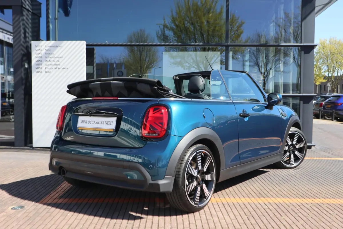 1.5 Cooper | 18" LM Pulse Spoke | MINI Sidewalk Uitvoering | Deep Laguna