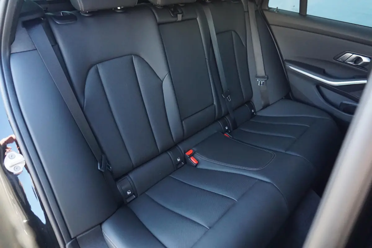 330e M Sport | Trekhaak / HIFI / Comfort Pak / Dodehoek Detectie / Stuurwielverwarming / 18 Inch