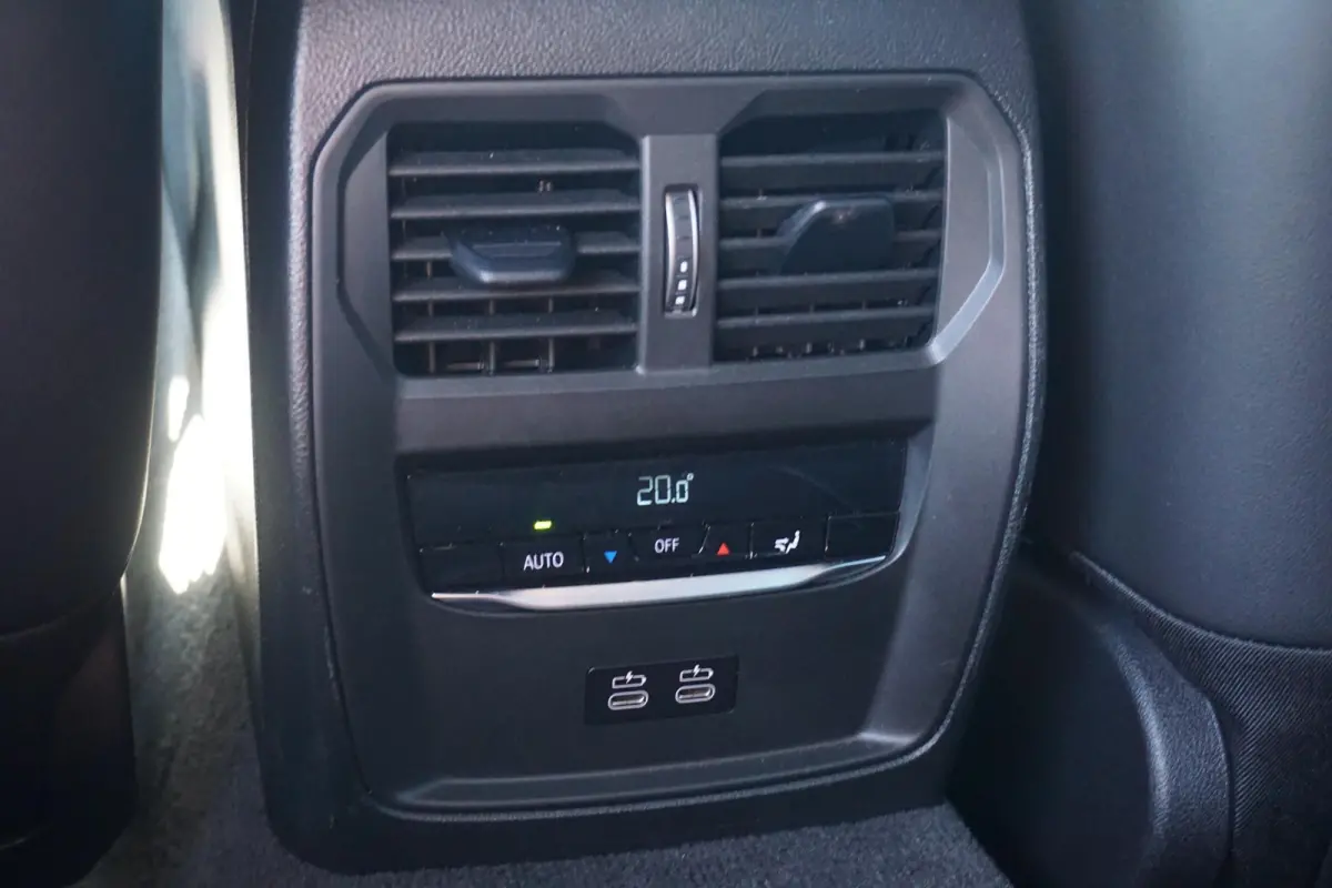 330e M Sport | Trekhaak / HIFI / Comfort Pak / Dodehoek Detectie / Stuurwielverwarming / 18 Inch