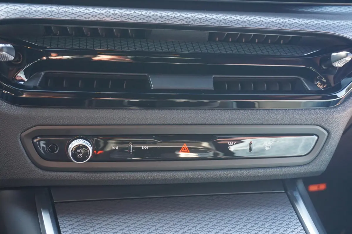 330e M Sport | Trekhaak / HIFI / Comfort Pak / Dodehoek Detectie / Stuurwielverwarming / 18 Inch