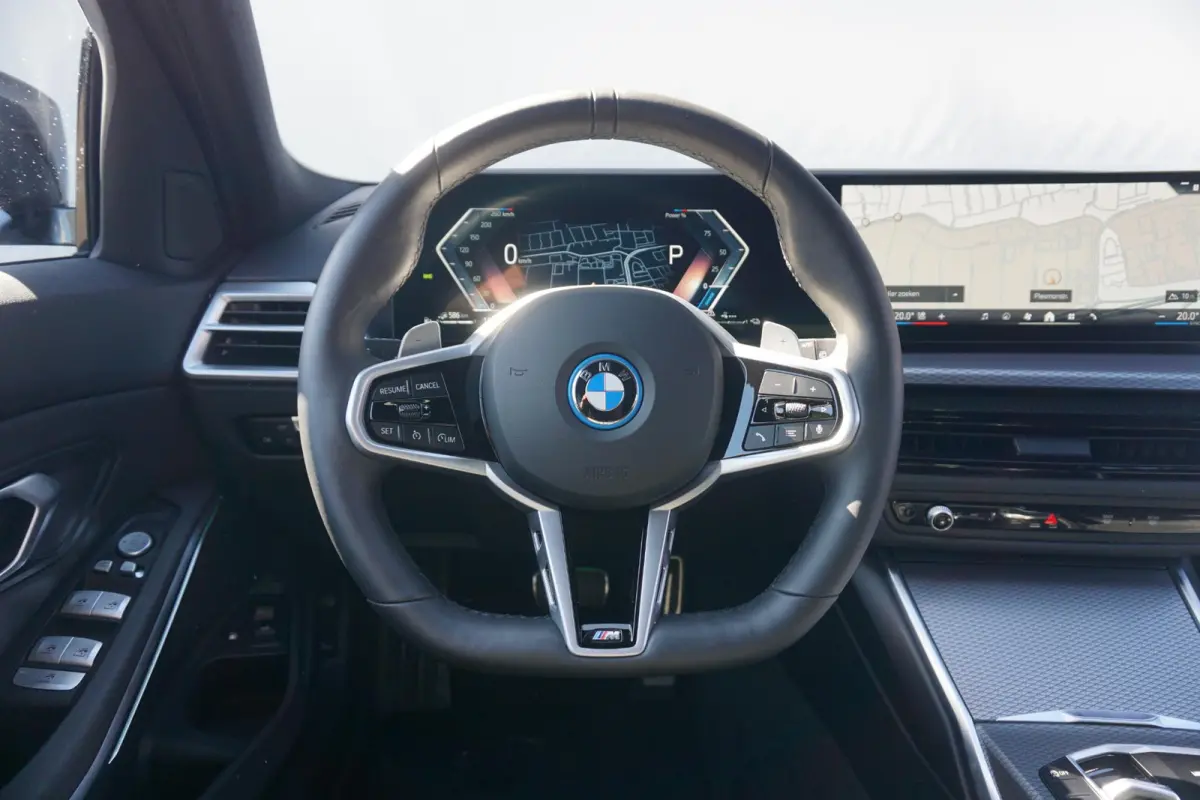 330e M Sport | Trekhaak / HIFI / Comfort Pak / Dodehoek Detectie / Stuurwielverwarming / 18 Inch