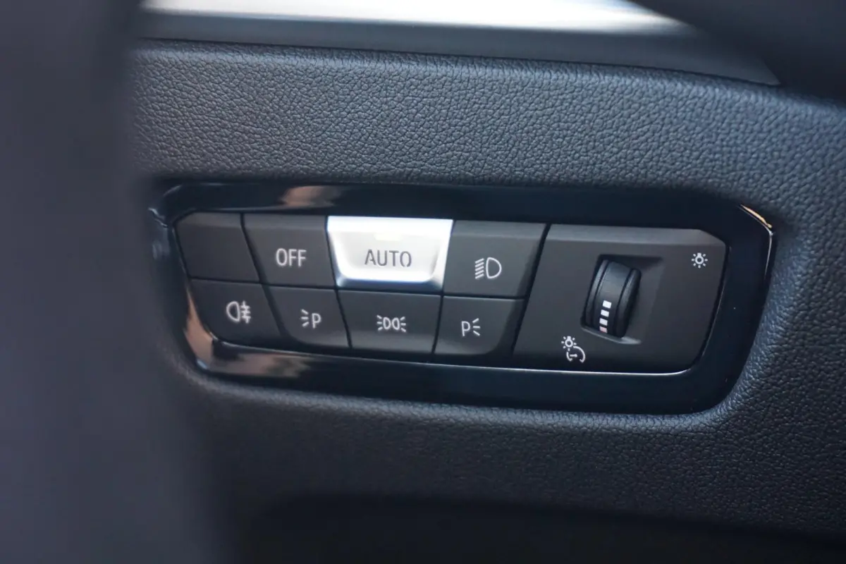 330e M Sport | Trekhaak / HIFI / Comfort Pak / Dodehoek Detectie / Stuurwielverwarming / 18 Inch