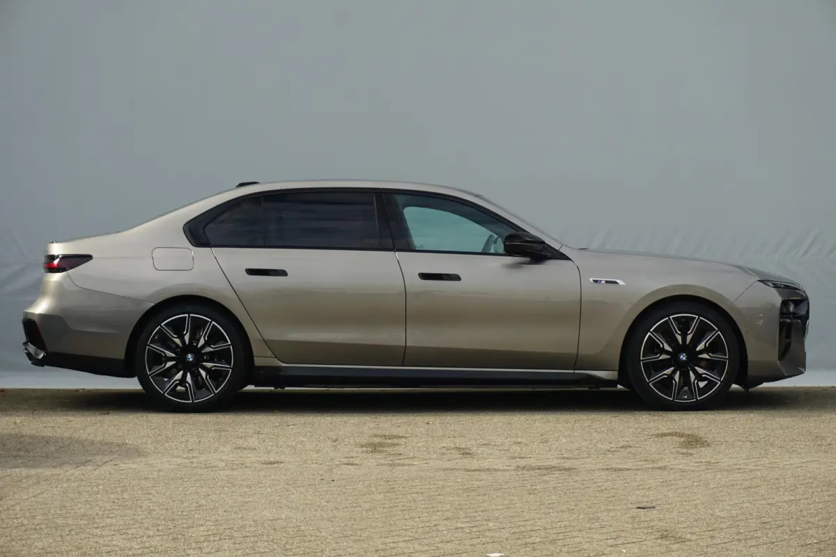 Sedan M760e xDrive |  Bowers & Wilkins / Executive Pack / Executive Lounge / Connoisseur Pack / Innovation Pack / Panoramdak Sky Lounge / Trekhaak