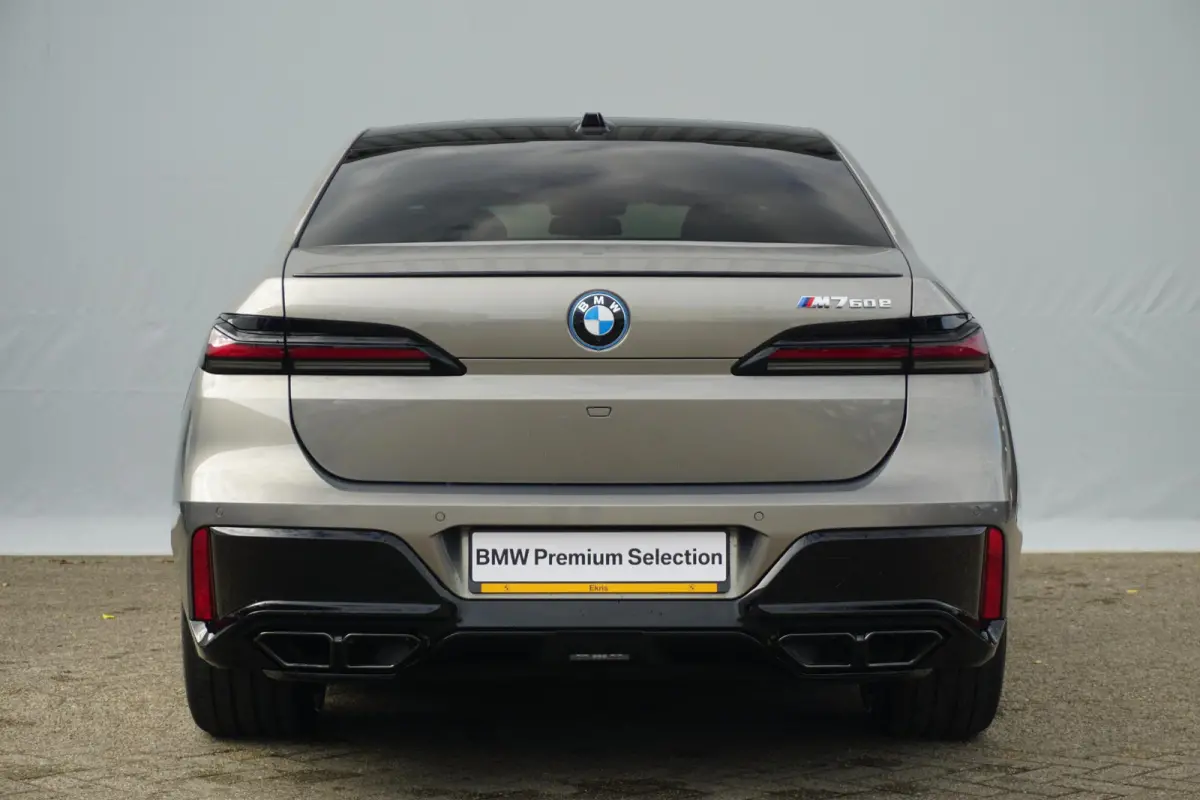Sedan M760e xDrive |  Bowers & Wilkins / Executive Pack / Executive Lounge / Connoisseur Pack / Innovation Pack / Panoramdak Sky Lounge / Trekhaak