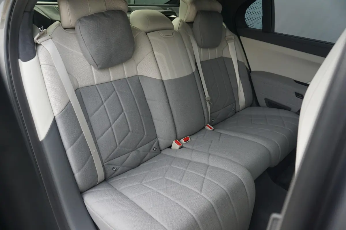 Sedan M760e xDrive |  Bowers & Wilkins / Executive Pack / Executive Lounge / Connoisseur Pack / Innovation Pack / Panoramdak Sky Lounge / Trekhaak