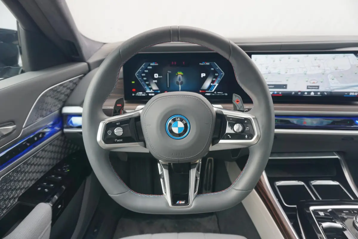 Sedan M760e xDrive |  Bowers & Wilkins / Executive Pack / Executive Lounge / Connoisseur Pack / Innovation Pack / Panoramdak Sky Lounge / Trekhaak