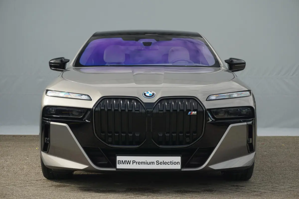 Sedan M760e xDrive |  Bowers & Wilkins / Executive Pack / Executive Lounge / Connoisseur Pack / Innovation Pack / Panoramdak Sky Lounge / Trekhaak