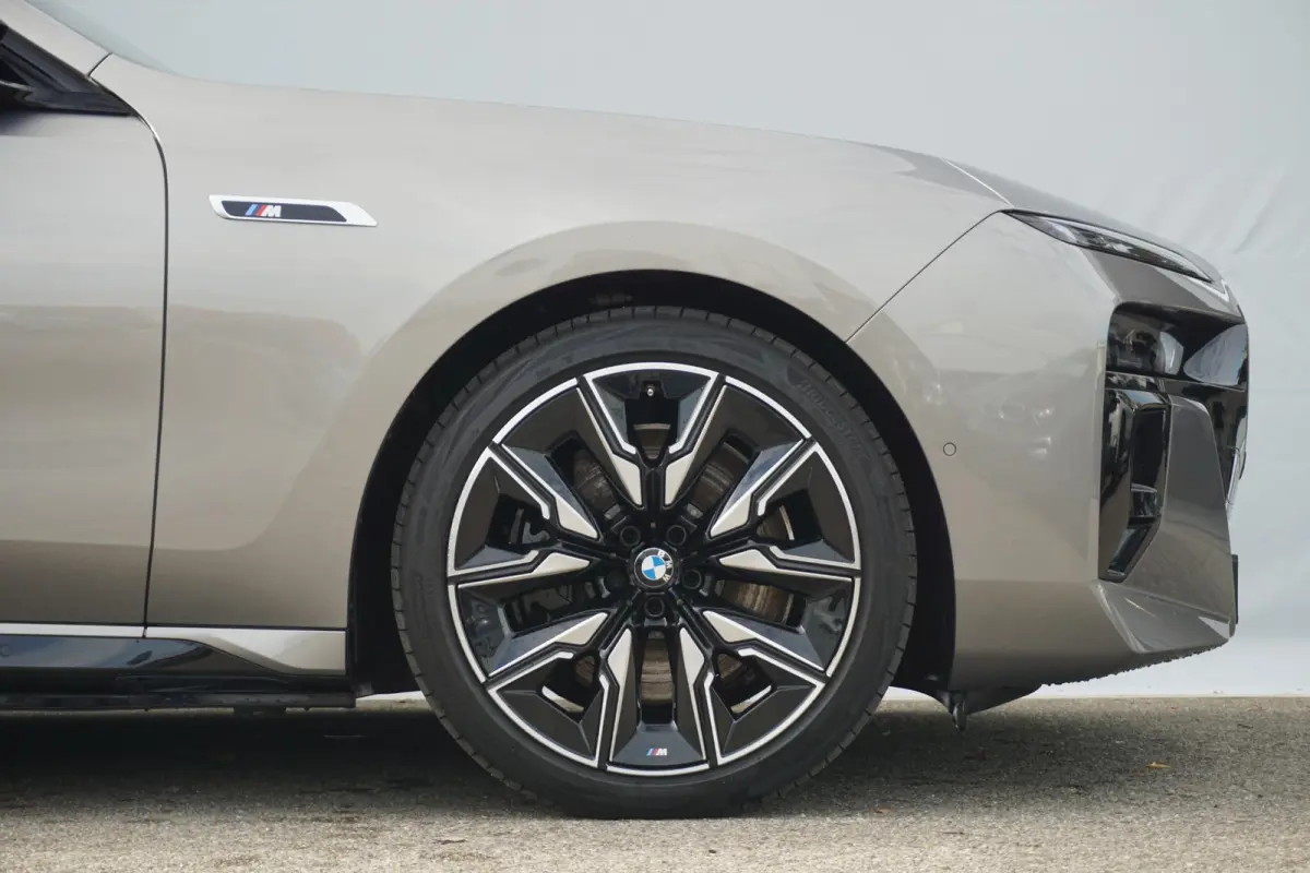 Sedan M760e xDrive |  Bowers & Wilkins / Executive Pack / Executive Lounge / Connoisseur Pack / Innovation Pack / Panoramdak Sky Lounge / Trekhaak