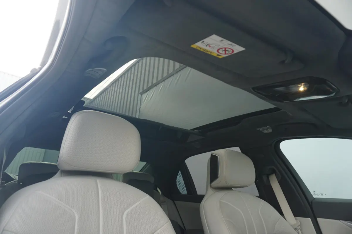 Sedan M760e xDrive |  Bowers & Wilkins / Executive Pack / Executive Lounge / Connoisseur Pack / Innovation Pack / Panoramdak Sky Lounge / Trekhaak