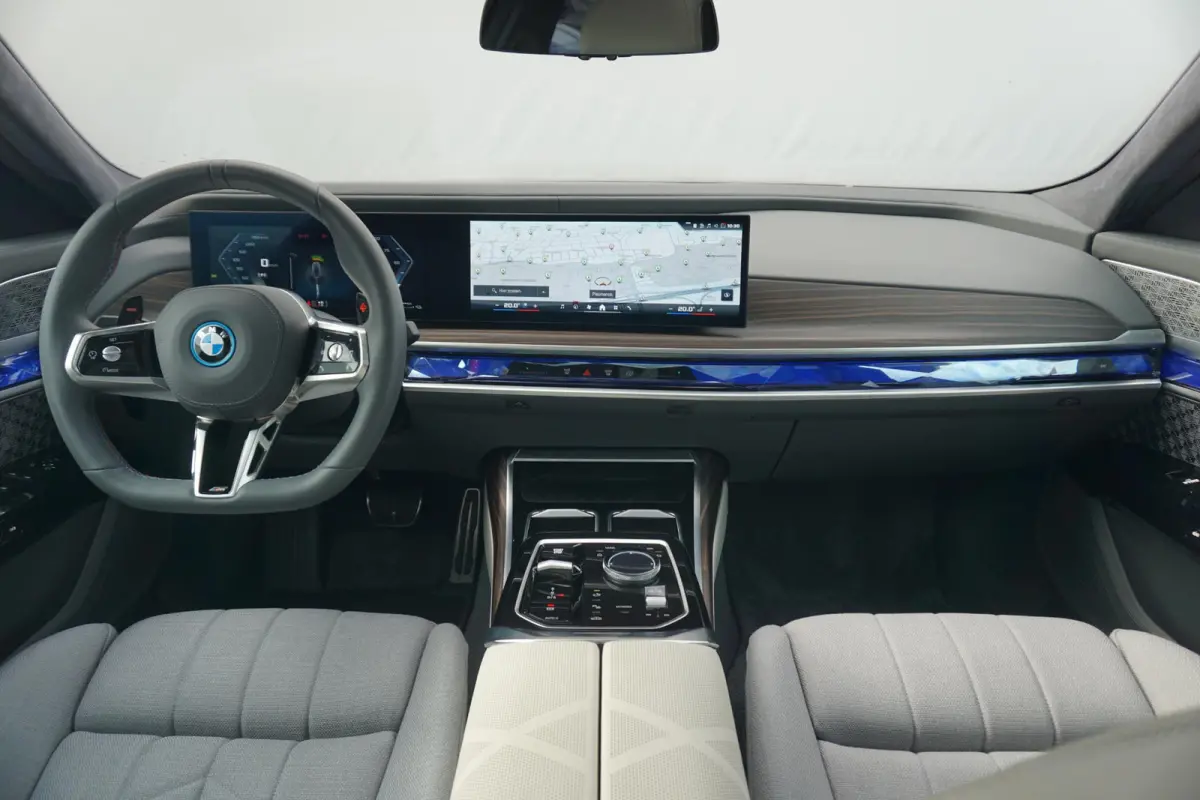 Sedan M760e xDrive |  Bowers & Wilkins / Executive Pack / Executive Lounge / Connoisseur Pack / Innovation Pack / Panoramdak Sky Lounge / Trekhaak