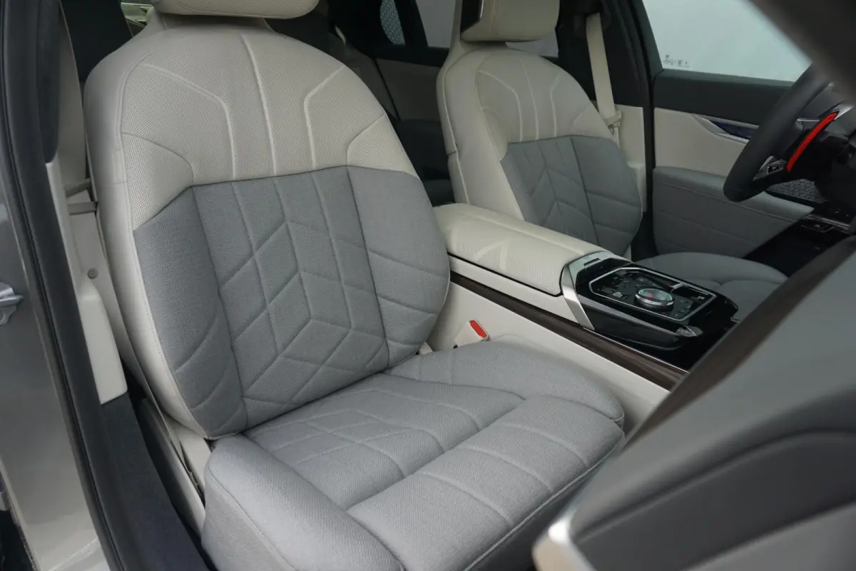 Sedan M760e xDrive |  Bowers & Wilkins / Executive Pack / Executive Lounge / Connoisseur Pack / Innovation Pack / Panoramdak Sky Lounge / Trekhaak