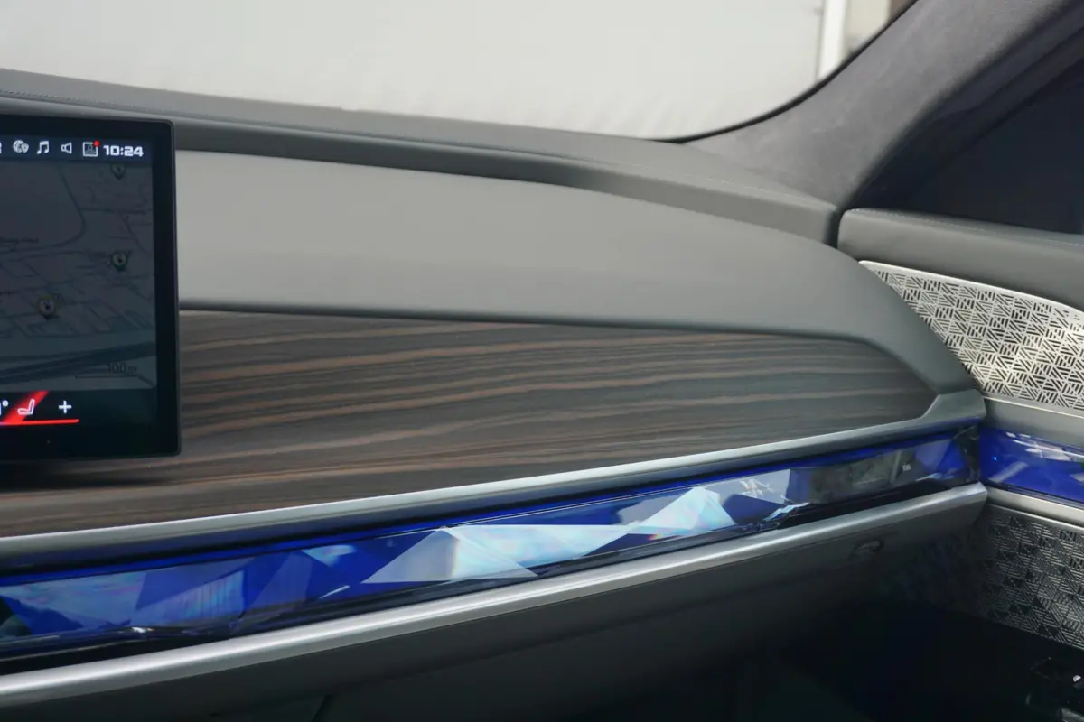 Sedan M760e xDrive |  Bowers & Wilkins / Executive Pack / Executive Lounge / Connoisseur Pack / Innovation Pack / Panoramdak Sky Lounge / Trekhaak