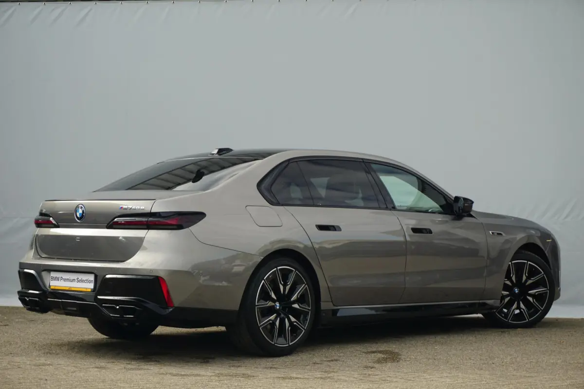Sedan M760e xDrive |  Bowers & Wilkins / Executive Pack / Executive Lounge / Connoisseur Pack / Innovation Pack / Panoramdak Sky Lounge / Trekhaak