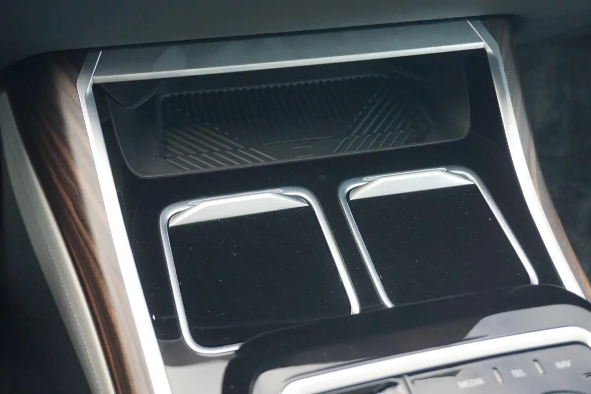 Sedan M760e xDrive |  Bowers & Wilkins / Executive Pack / Executive Lounge / Connoisseur Pack / Innovation Pack / Panoramdak Sky Lounge / Trekhaak