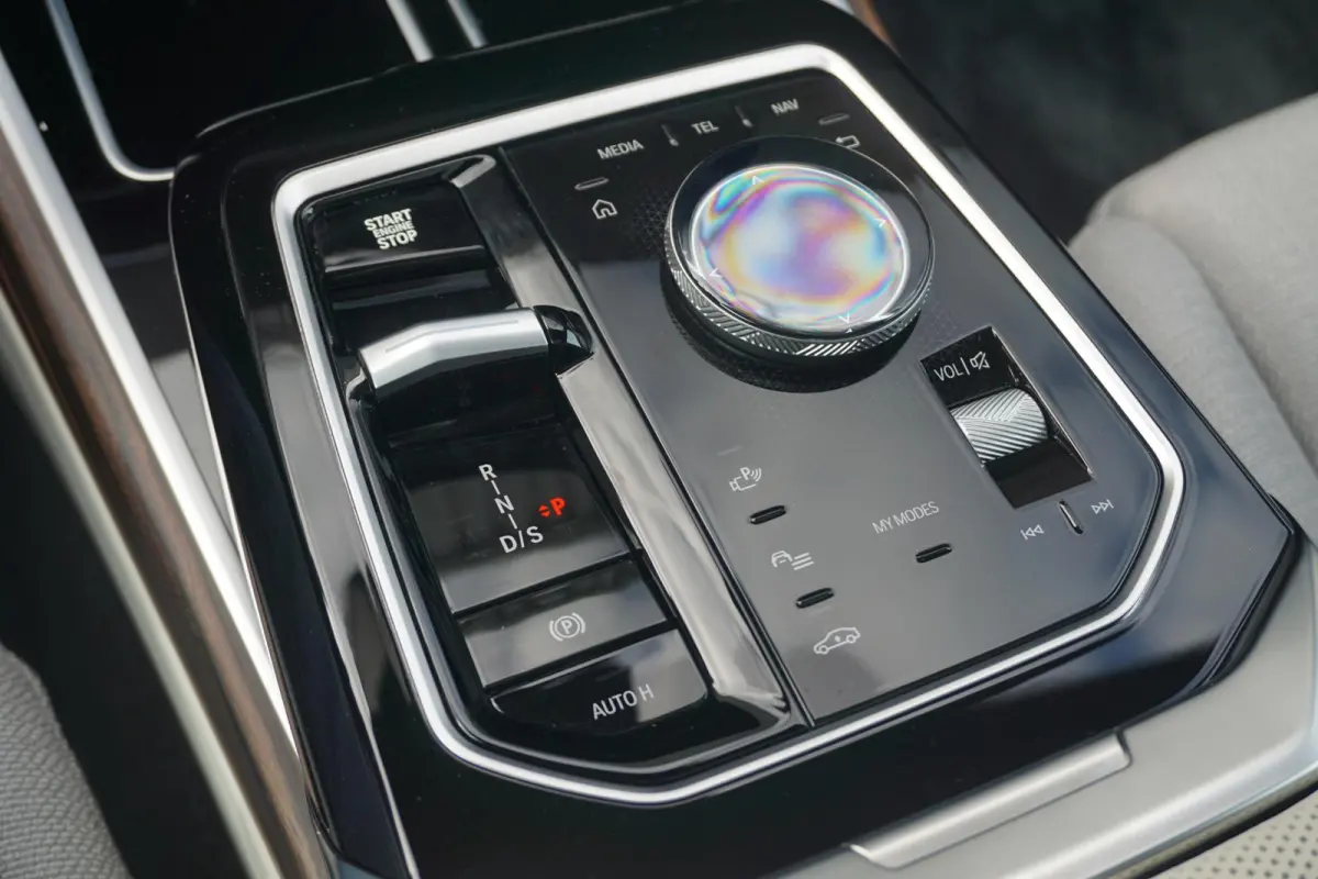 Sedan M760e xDrive |  Bowers & Wilkins / Executive Pack / Executive Lounge / Connoisseur Pack / Innovation Pack / Panoramdak Sky Lounge / Trekhaak