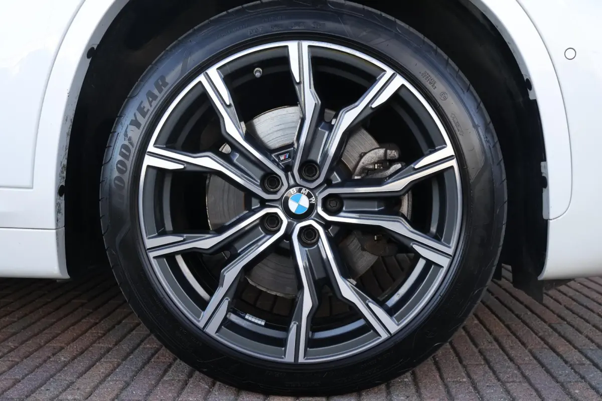 xDrive25e | SoH 87% | M-Sport Pakket | Trekhaak | Stoelverwarming Voor | Achteruitrijcamera |