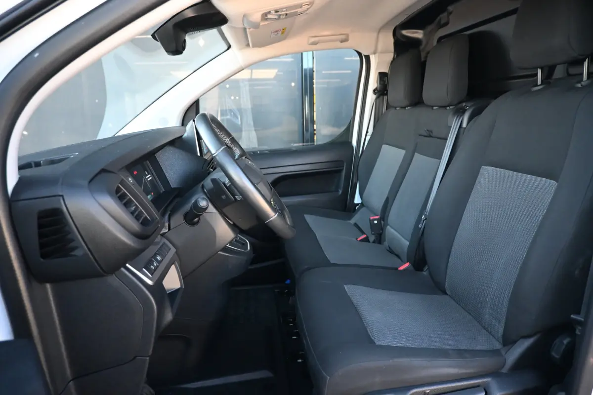 2.0D L3 145PK Automaat | Betimmering | Stuur/Stoelverwarming | Achteruitrijcamera | Navigatie | Apple carplay & android auto | BPM-vrij !!