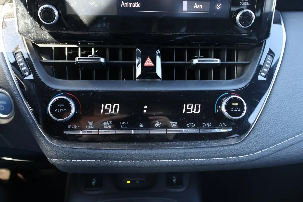 2.0 Hybrid GR-Sport 1e Eigenaar | Volledig Onderh | NL-Auto | BTW | Camera | Stoelverwarming | ACC | Carplay | Bots | Full LED | Keyless | LMV | PDC