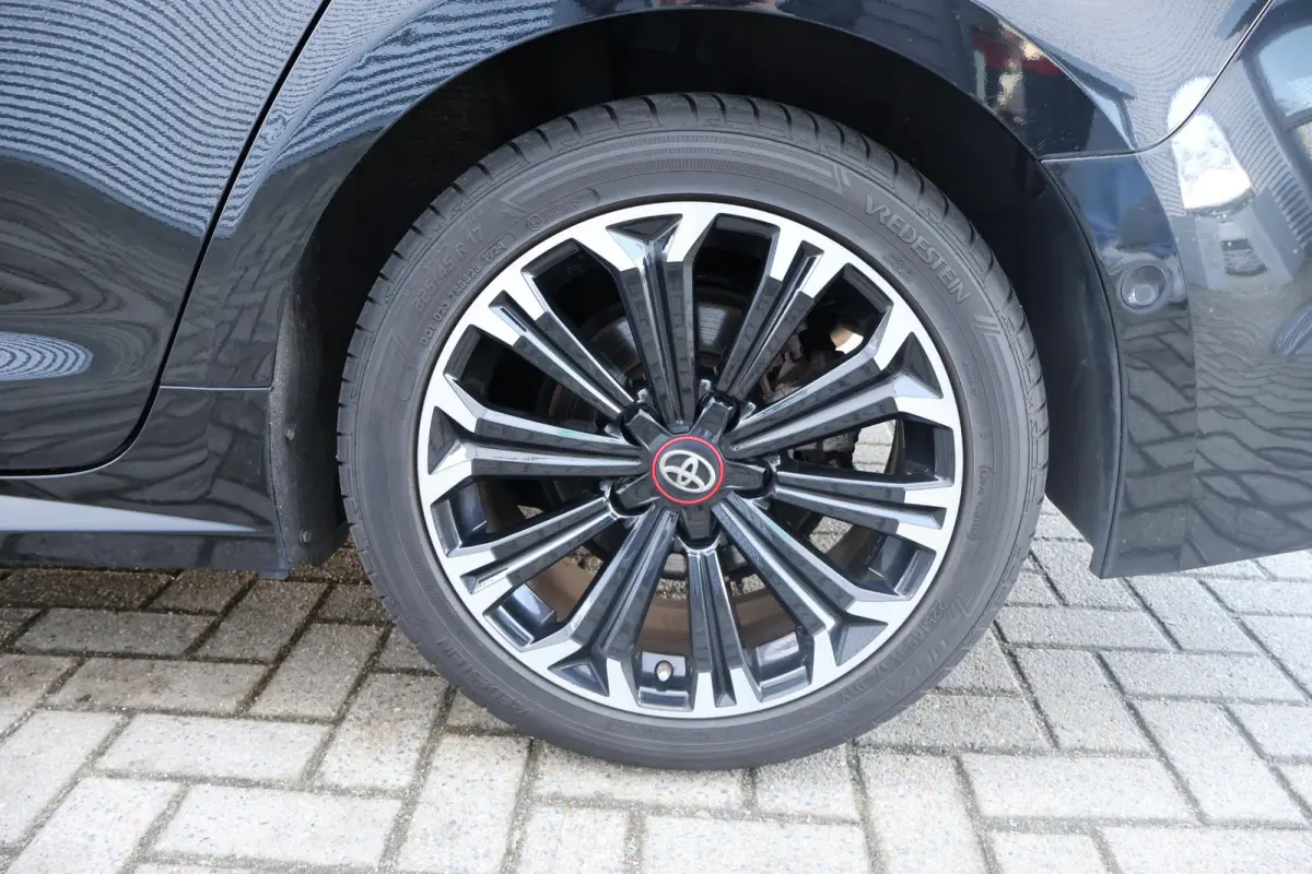 2.0 Hybrid GR-Sport 1e Eigenaar | Volledig Onderh | NL-Auto | BTW | Camera | Stoelverwarming | ACC | Carplay | Bots | Full LED | Keyless | LMV | PDC