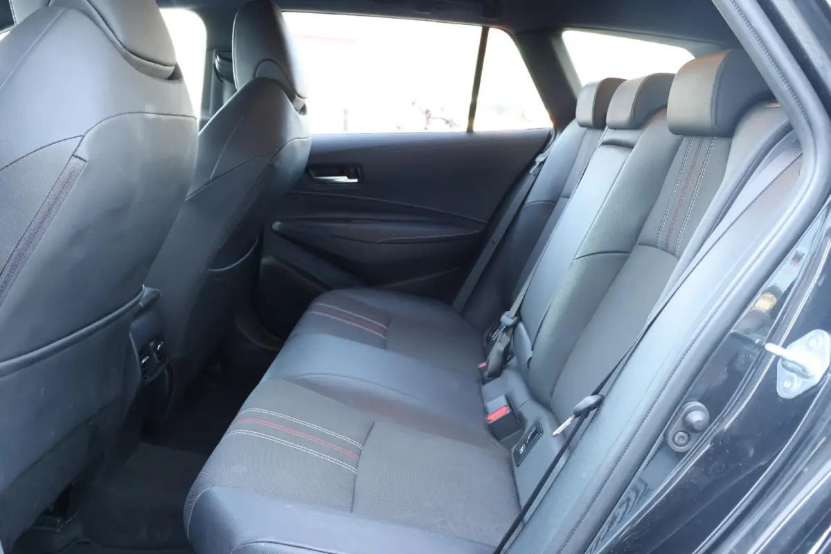 2.0 Hybrid GR-Sport 1e Eigenaar | Volledig Onderh | NL-Auto | BTW | Camera | Stoelverwarming | ACC | Carplay | Bots | Full LED | Keyless | LMV | PDC