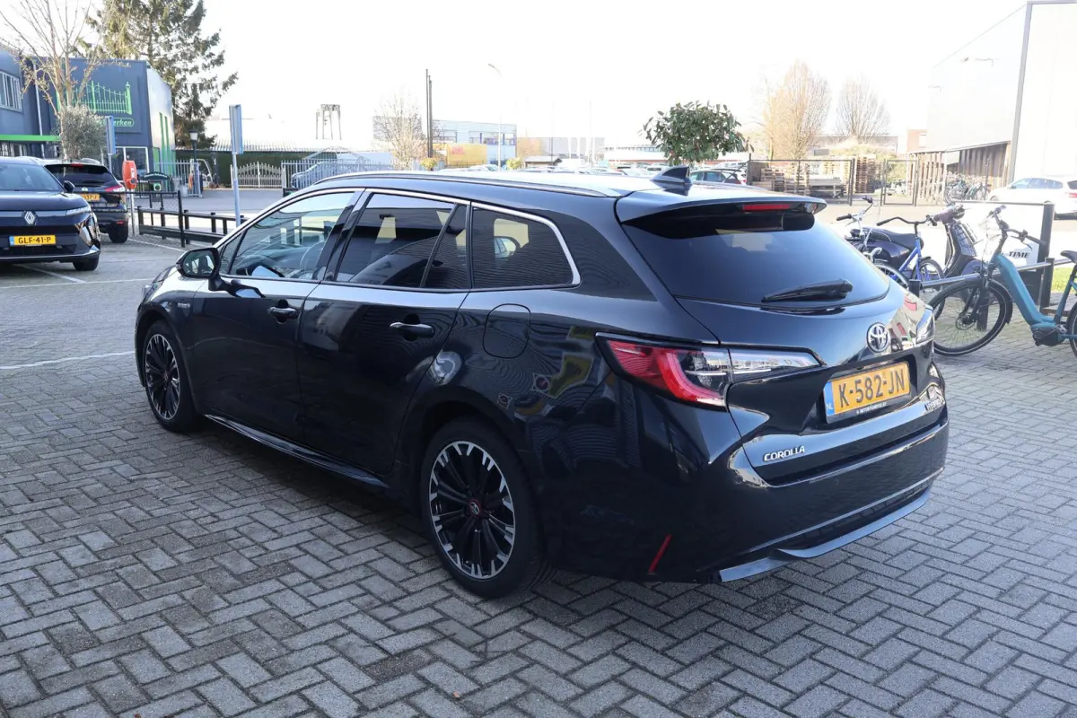 2.0 Hybrid GR-Sport 1e Eigenaar | Volledig Onderh | NL-Auto | BTW | Camera | Stoelverwarming | ACC | Carplay | Bots | Full LED | Keyless | LMV | PDC