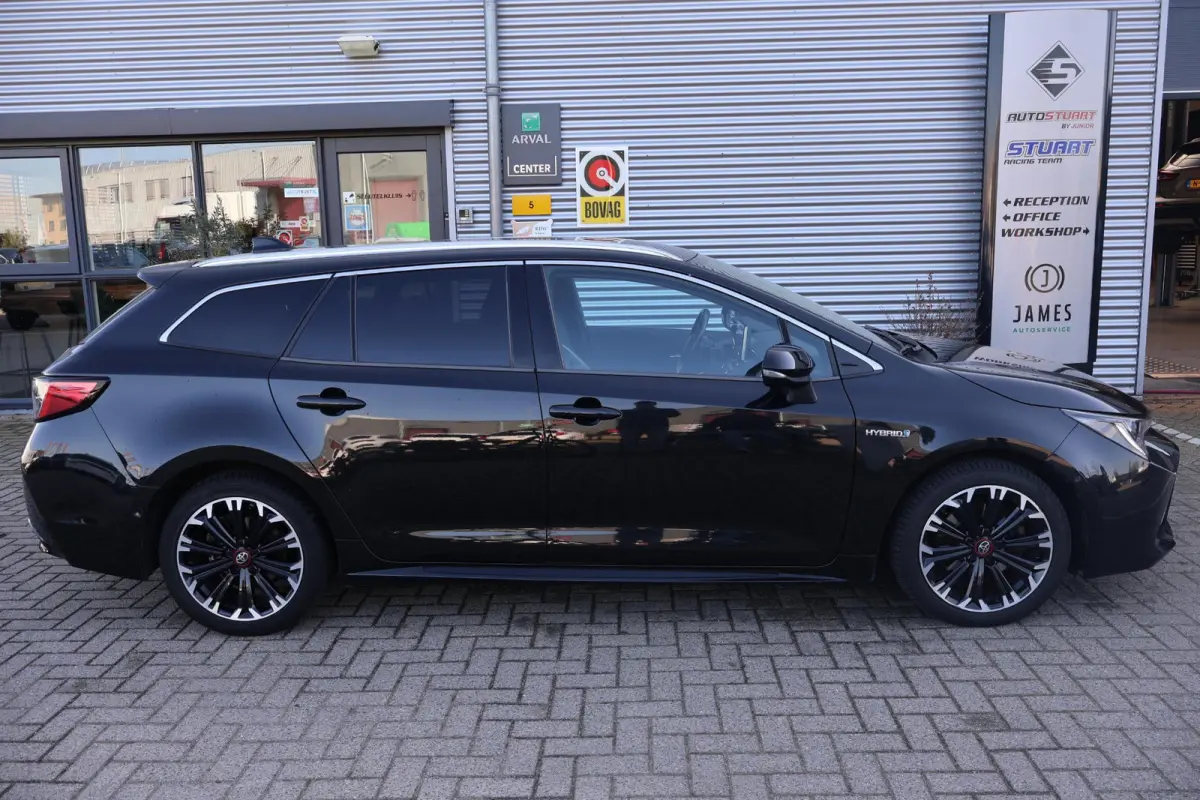 2.0 Hybrid GR-Sport 1e Eigenaar | Volledig Onderh | NL-Auto | BTW | Camera | Stoelverwarming | ACC | Carplay | Bots | Full LED | Keyless | LMV | PDC