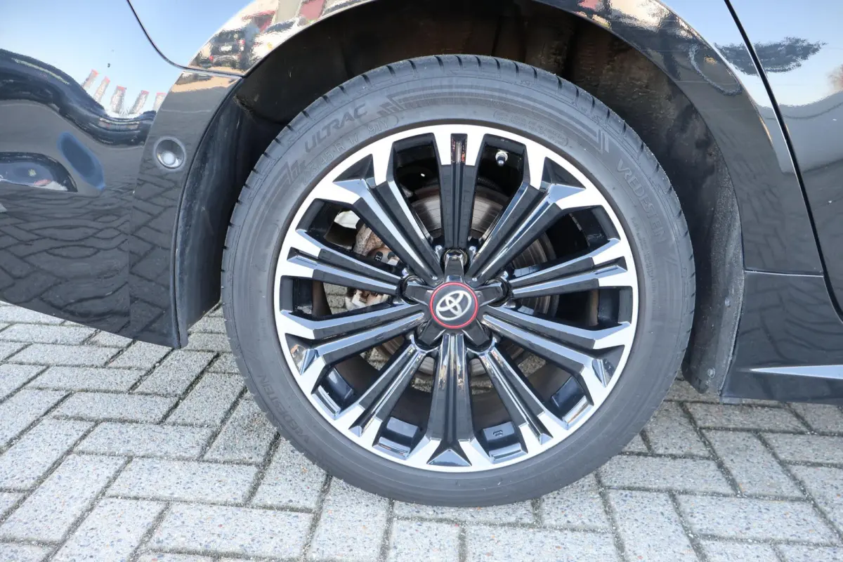 2.0 Hybrid GR-Sport 1e Eigenaar | Volledig Onderh | NL-Auto | BTW | Camera | Stoelverwarming | ACC | Carplay | Bots | Full LED | Keyless | LMV | PDC