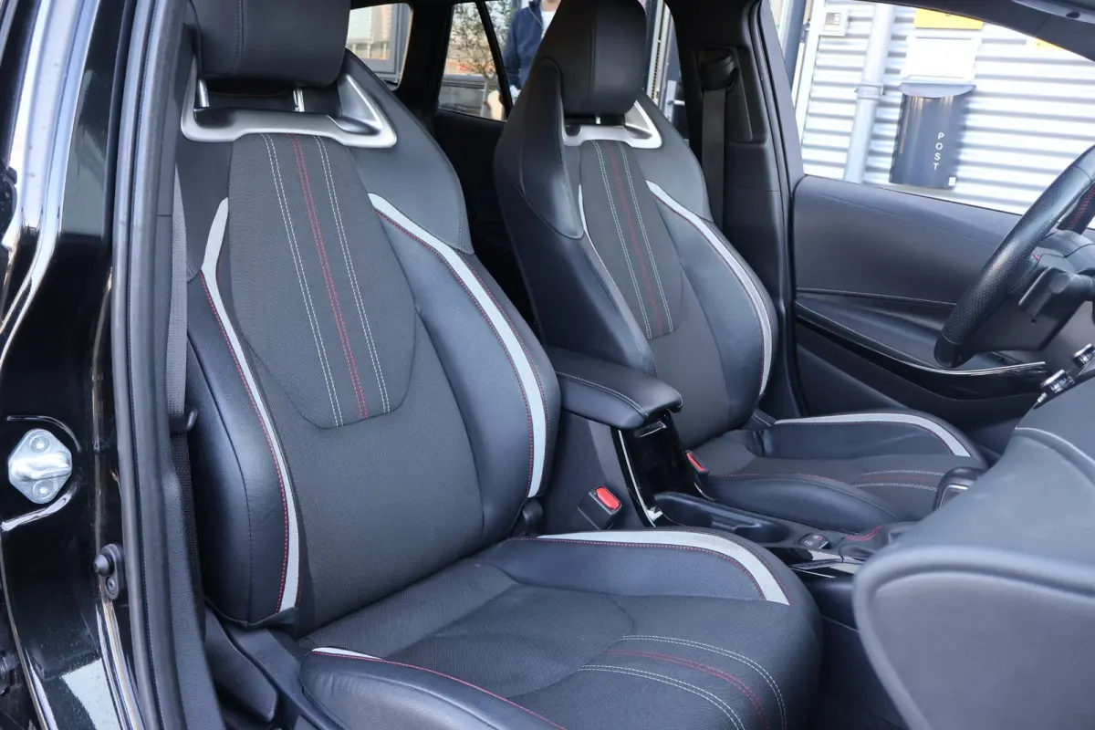 2.0 Hybrid GR-Sport 1e Eigenaar | Volledig Onderh | NL-Auto | BTW | Camera | Stoelverwarming | ACC | Carplay | Bots | Full LED | Keyless | LMV | PDC