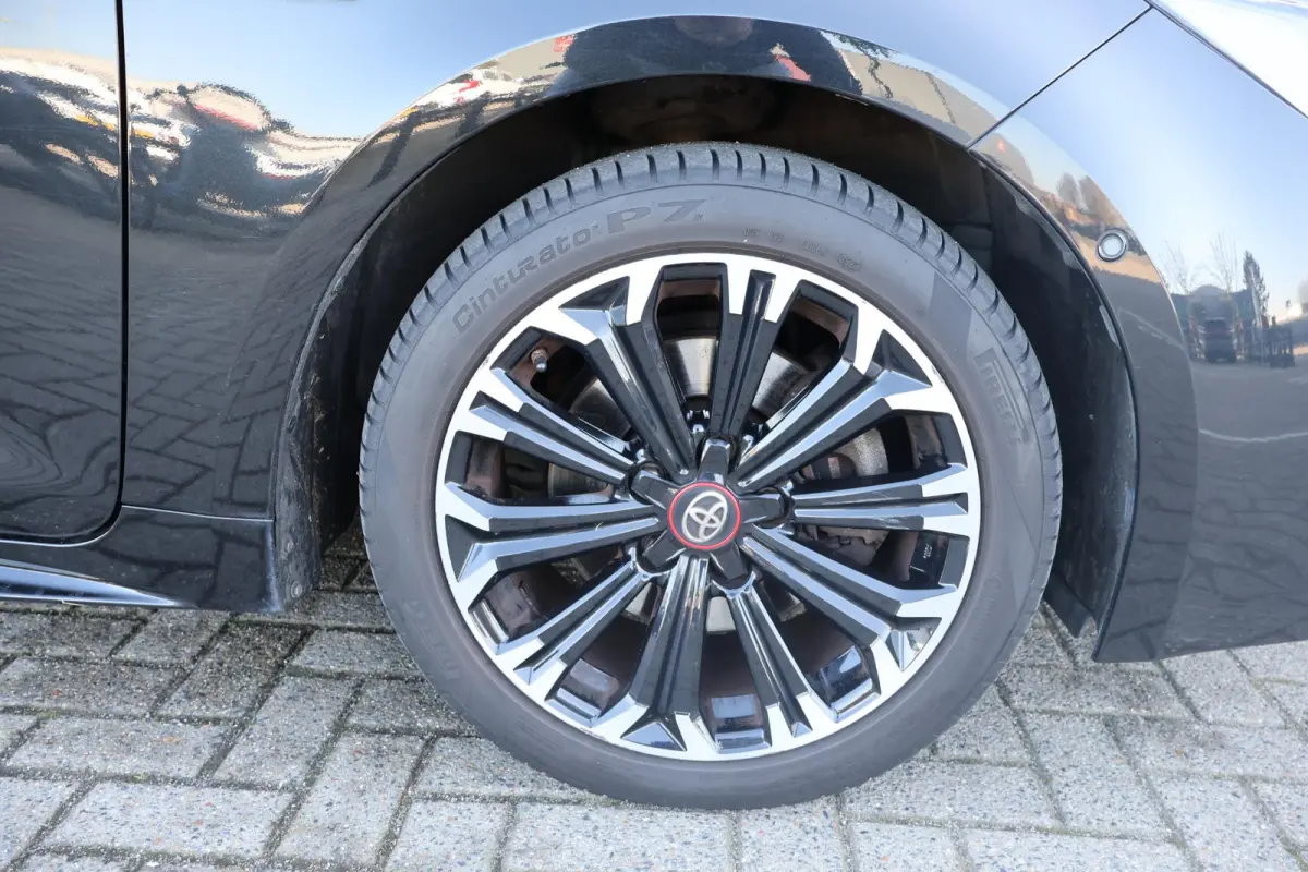 2.0 Hybrid GR-Sport 1e Eigenaar | Volledig Onderh | NL-Auto | BTW | Camera | Stoelverwarming | ACC | Carplay | Bots | Full LED | Keyless | LMV | PDC