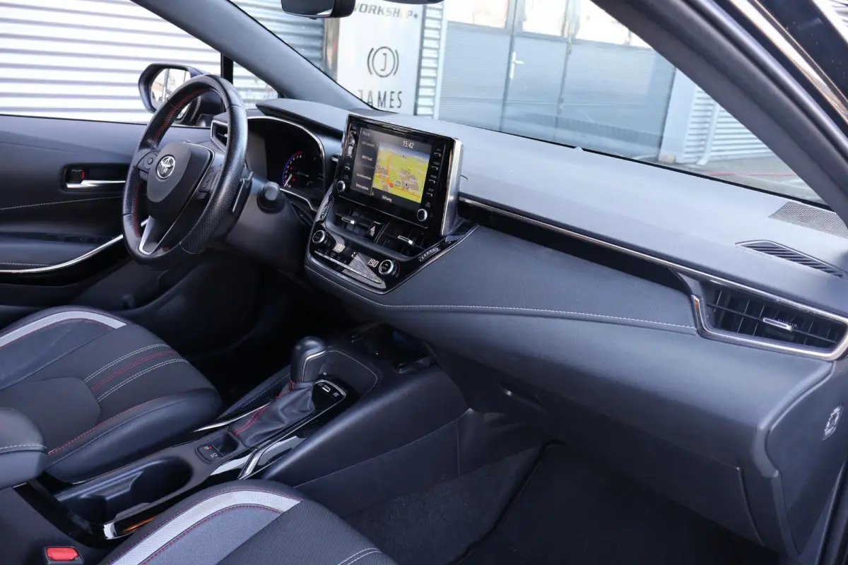 2.0 Hybrid GR-Sport 1e Eigenaar | Volledig Onderh | NL-Auto | BTW | Camera | Stoelverwarming | ACC | Carplay | Bots | Full LED | Keyless | LMV | PDC