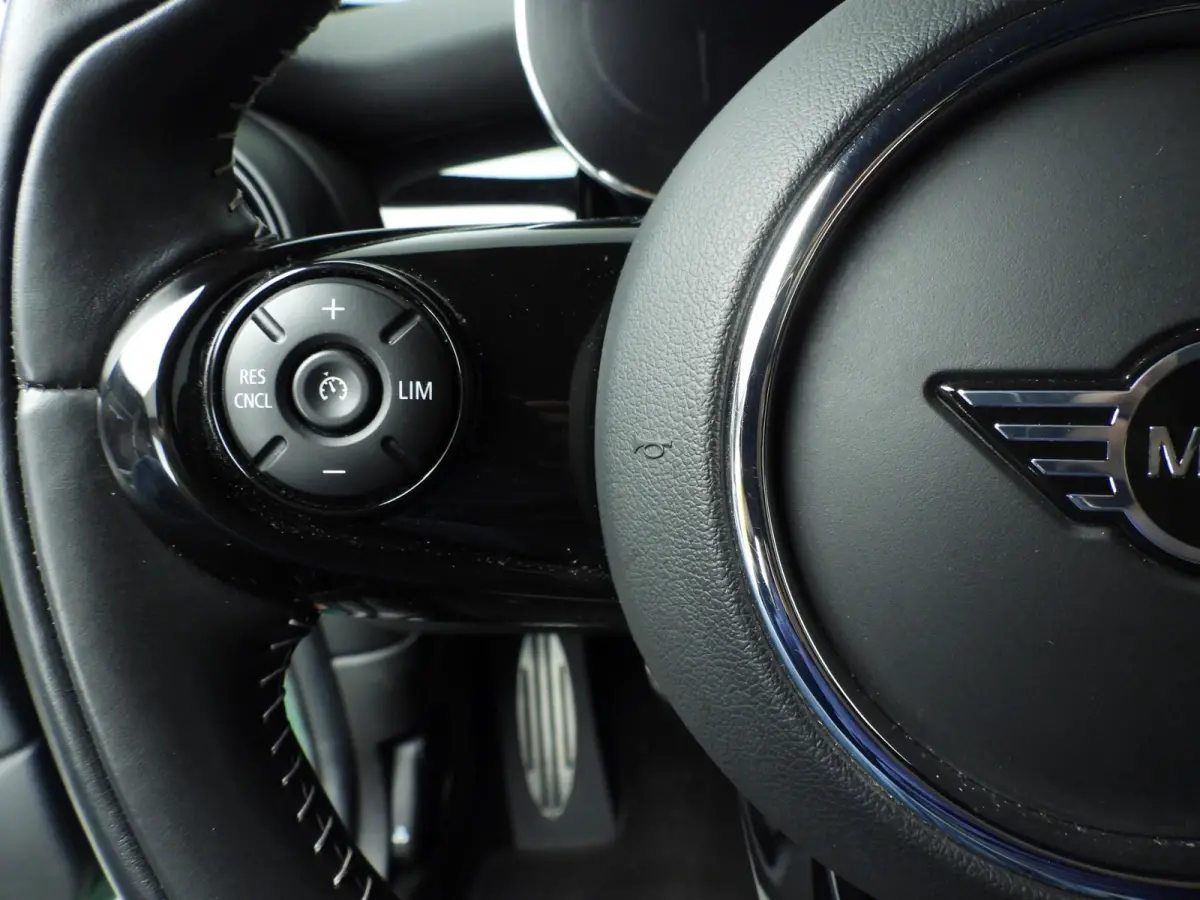 Cooper JCW Uitvoering / Sportstoelen / LED / Harman-KardonPark Assist / Getint glas / Alu wielen 17 inch black