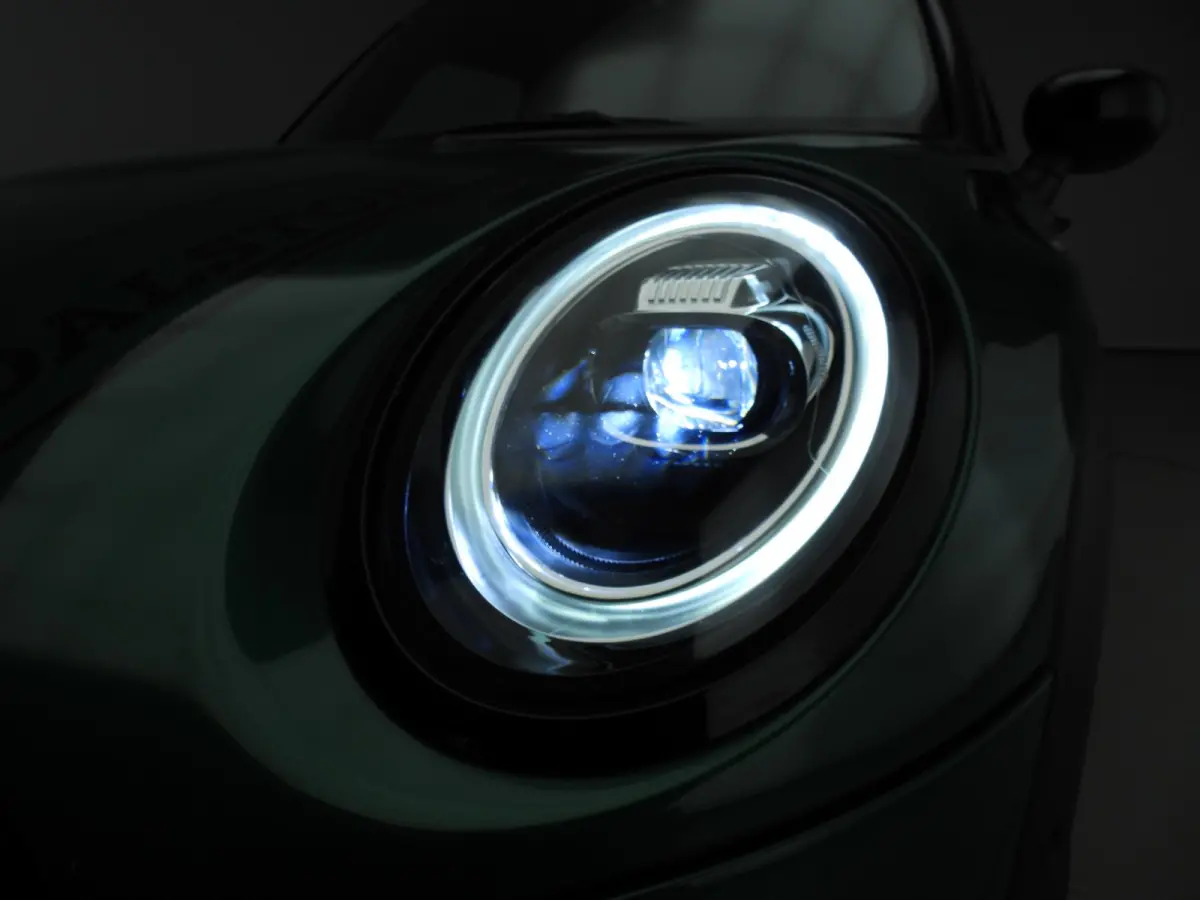Cooper JCW Uitvoering / Sportstoelen / LED / Harman-KardonPark Assist / Getint glas / Alu wielen 17 inch black