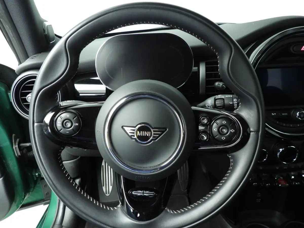 Cooper JCW Uitvoering / Sportstoelen / LED / Harman-KardonPark Assist / Getint glas / Alu wielen 17 inch black