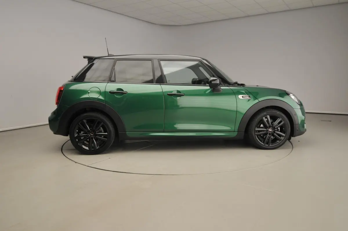 Cooper JCW Uitvoering / Sportstoelen / LED / Harman-KardonPark Assist / Getint glas / Alu wielen 17 inch black
