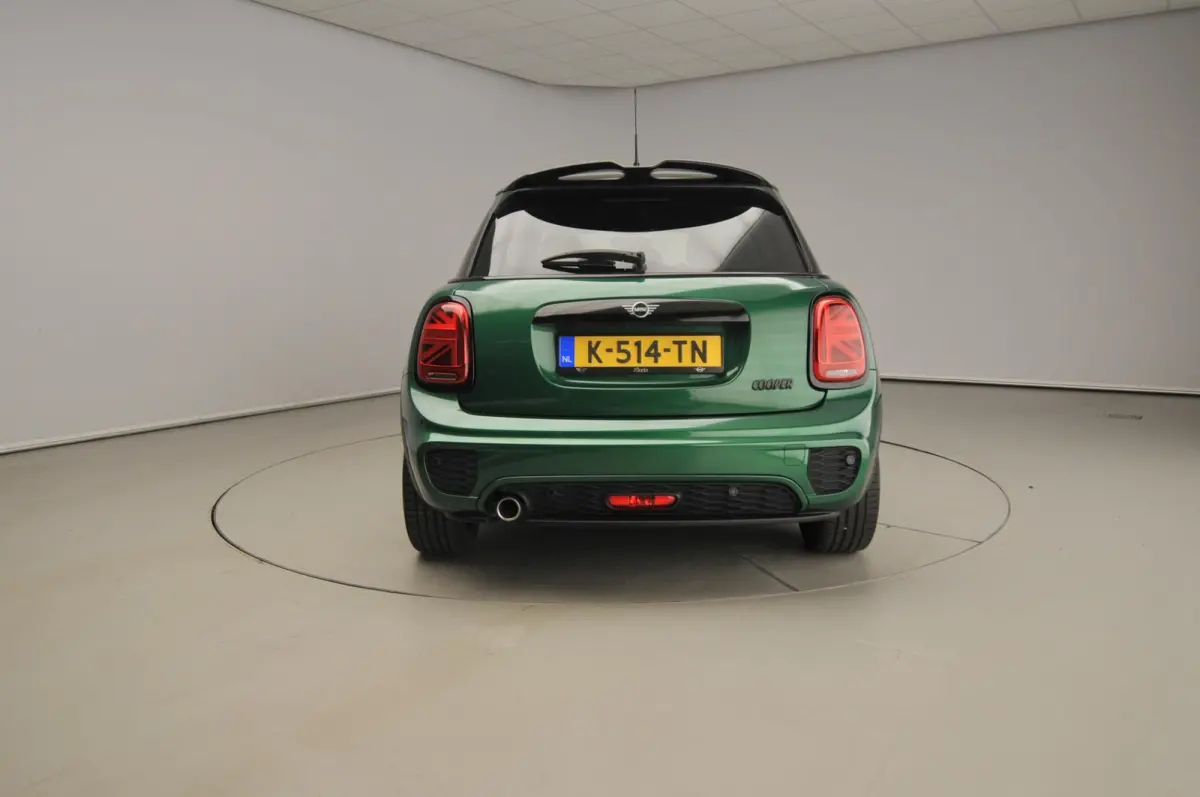 Cooper JCW Uitvoering / Sportstoelen / LED / Harman-KardonPark Assist / Getint glas / Alu wielen 17 inch black