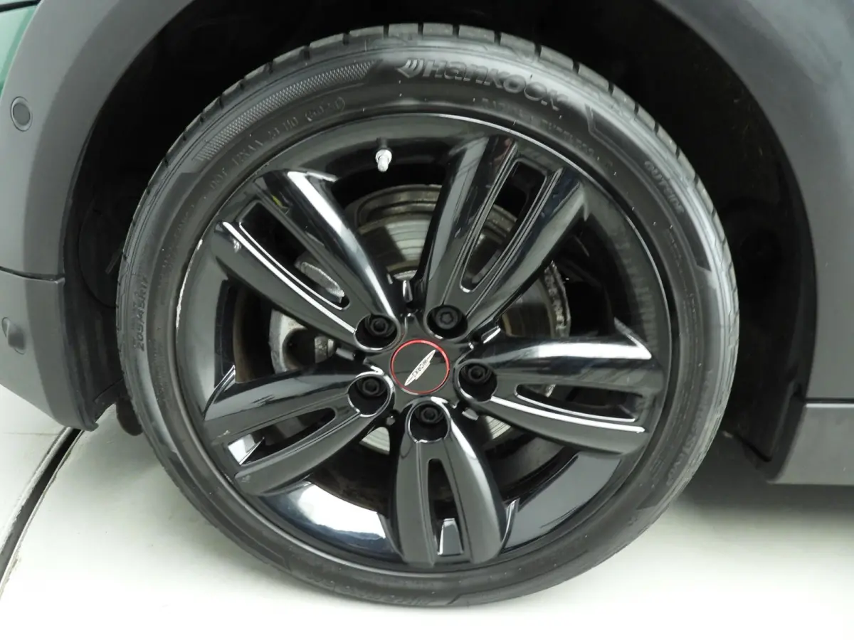 Cooper JCW Uitvoering / Sportstoelen / LED / Harman-KardonPark Assist / Getint glas / Alu wielen 17 inch black