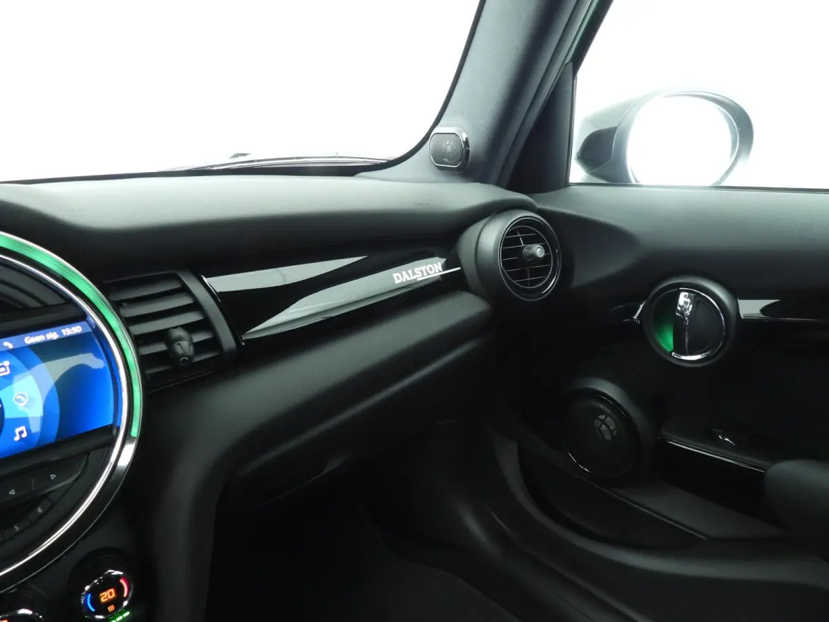 Cooper JCW Uitvoering / Sportstoelen / LED / Harman-KardonPark Assist / Getint glas / Alu wielen 17 inch black