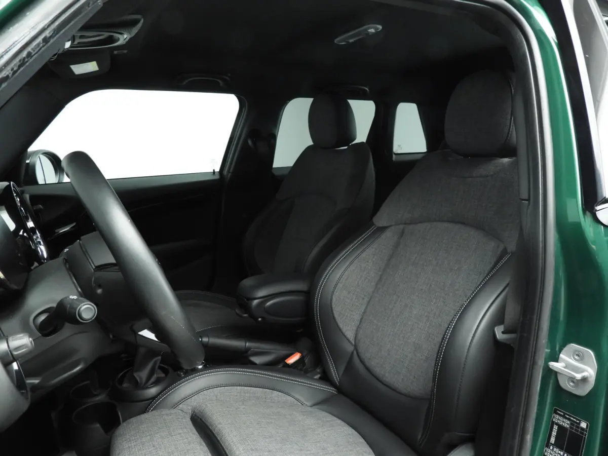 Cooper JCW Uitvoering / Sportstoelen / LED / Harman-KardonPark Assist / Getint glas / Alu wielen 17 inch black