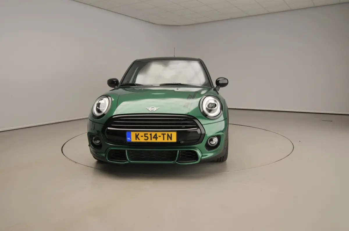 Cooper JCW Uitvoering / Sportstoelen / LED / Harman-KardonPark Assist / Getint glas / Alu wielen 17 inch black
