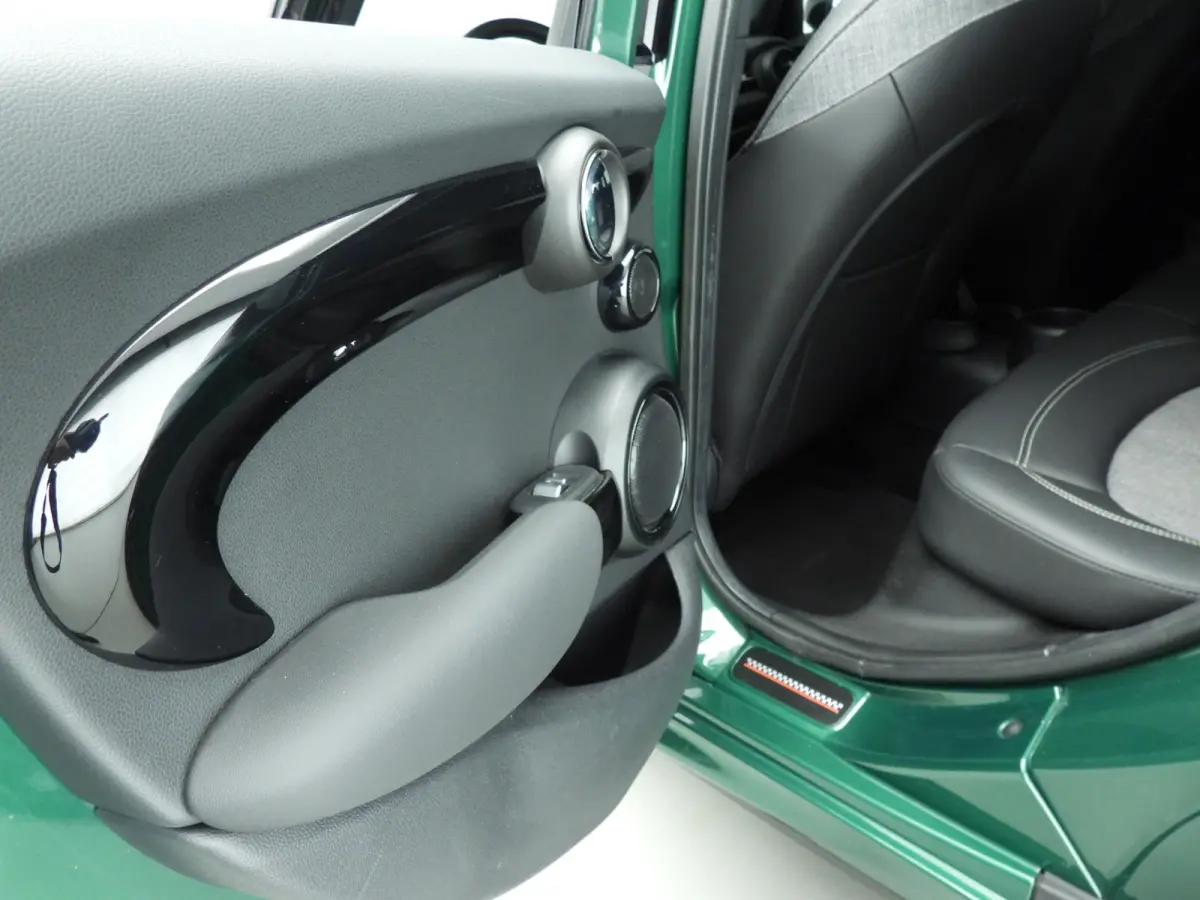 Cooper JCW Uitvoering / Sportstoelen / LED / Harman-KardonPark Assist / Getint glas / Alu wielen 17 inch black