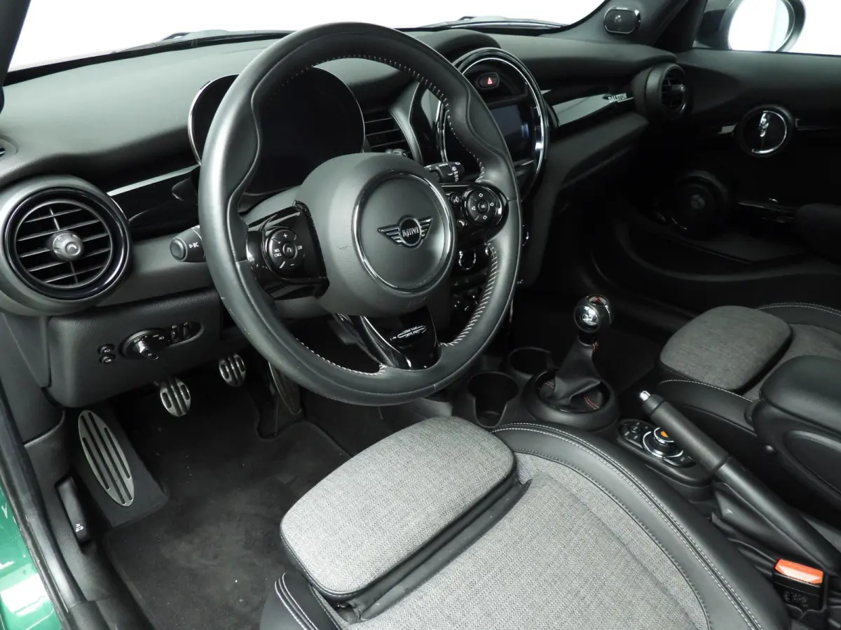 Cooper JCW Uitvoering / Sportstoelen / LED / Harman-KardonPark Assist / Getint glas / Alu wielen 17 inch black