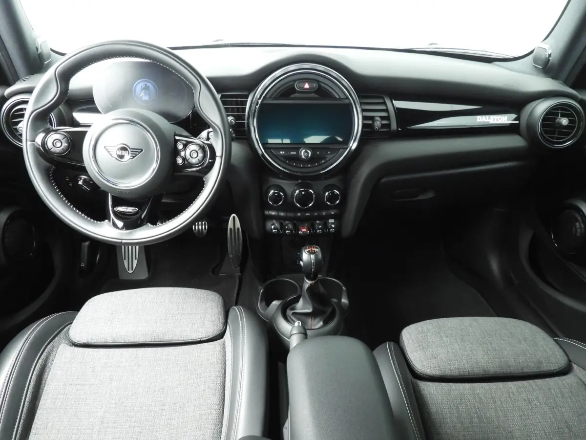 Cooper JCW Uitvoering / Sportstoelen / LED / Harman-KardonPark Assist / Getint glas / Alu wielen 17 inch black