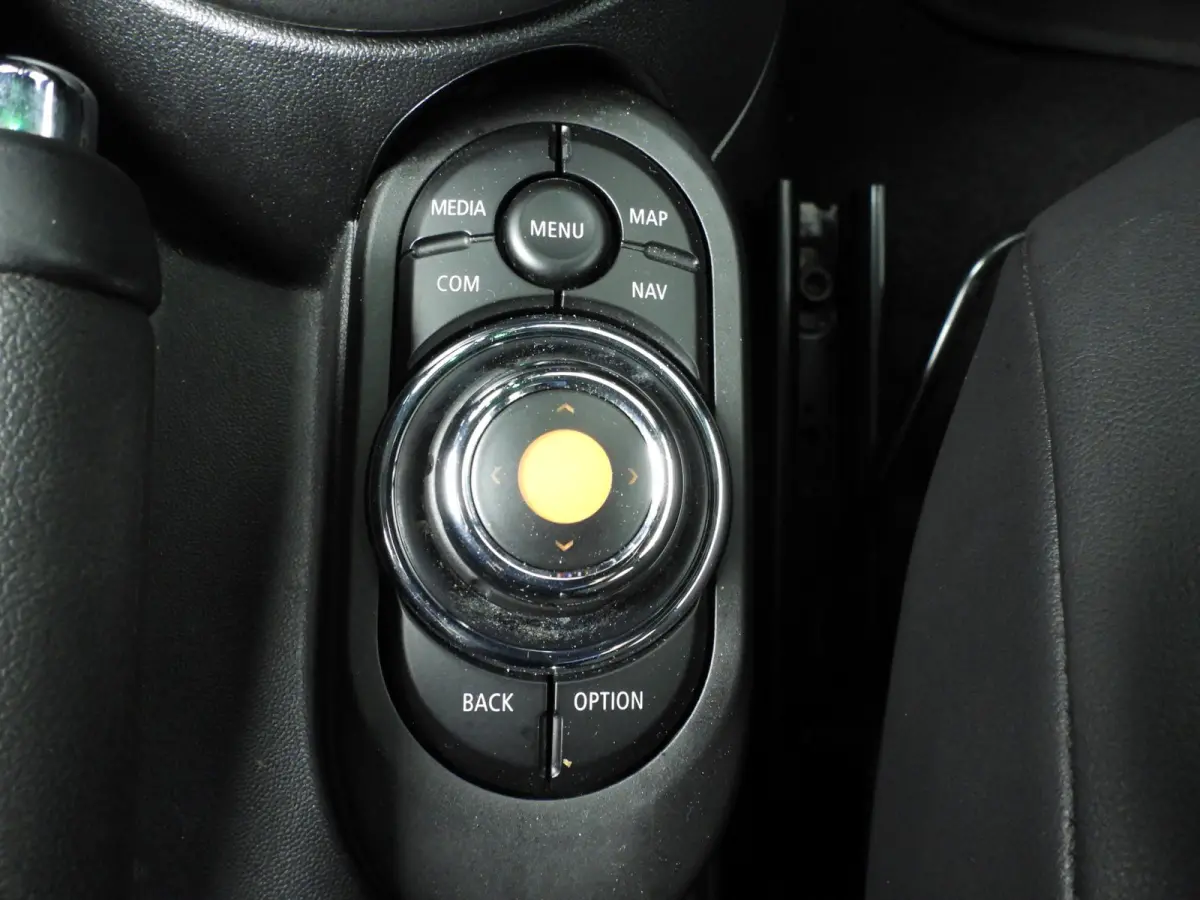 Cooper JCW Uitvoering / Sportstoelen / LED / Harman-KardonPark Assist / Getint glas / Alu wielen 17 inch black