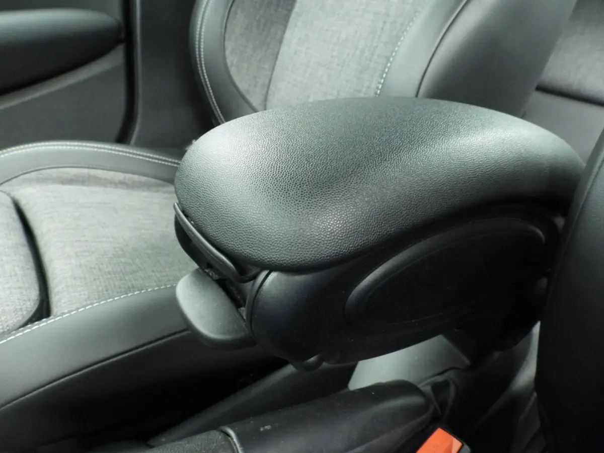 Cooper JCW Uitvoering / Sportstoelen / LED / Harman-KardonPark Assist / Getint glas / Alu wielen 17 inch black